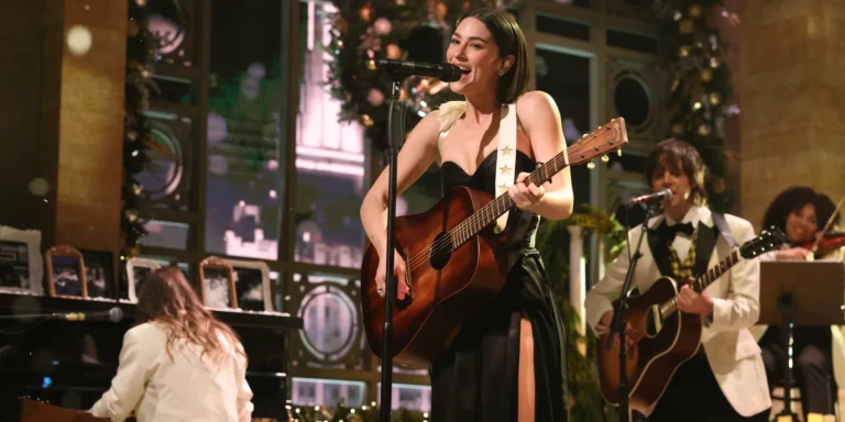 Gracie Abrams a susținut două piese din albumul acesteia la Saturday Night Live