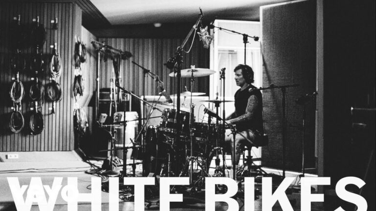 Thursday a lansat la începutul lunii decembrie o nouă melodie intitulată „White Bikes”