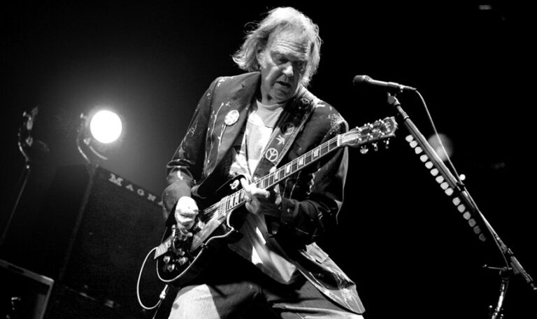Neil Young renunță să mai concerteze la Glastonbury din 2025