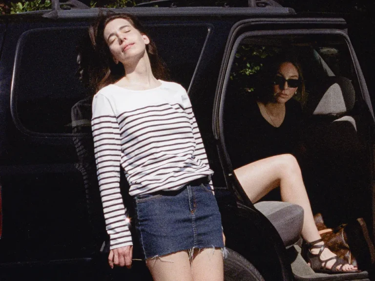 Surorile Haim lansează un nou single intitulat „Everybody’s Trying to Figure Me Out”