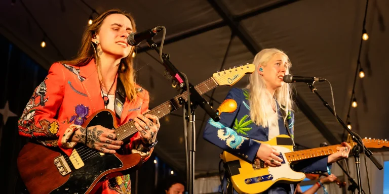Julien Baker își anulează turneul cu Torres pentru a-și prioritiza sănătatea