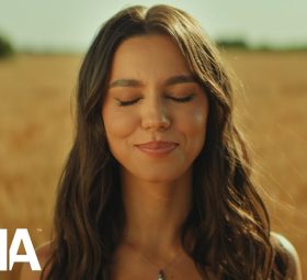 Mira - Cu tălpile goale [Versuri]