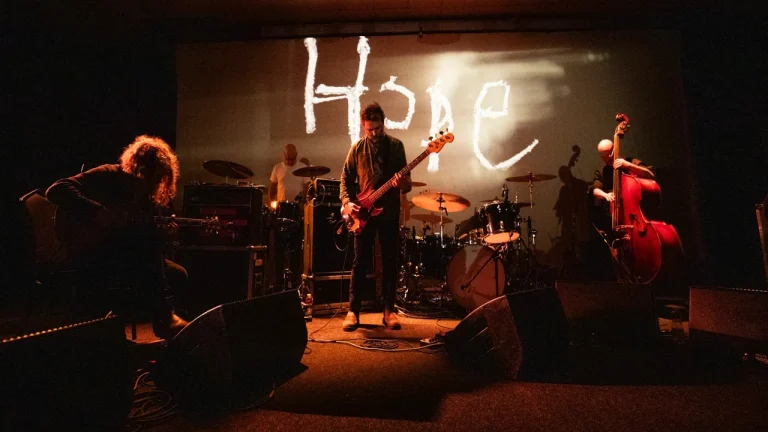 Godspeed You! Black Emperor și-a retras întregul portofoliu muzical de pe platformele de streaming