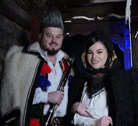 Dora Andreea - De Crăciun doru-i mai greu [Versuri]