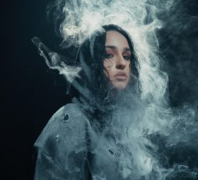 Holy Molly - 18 ani [Versuri]