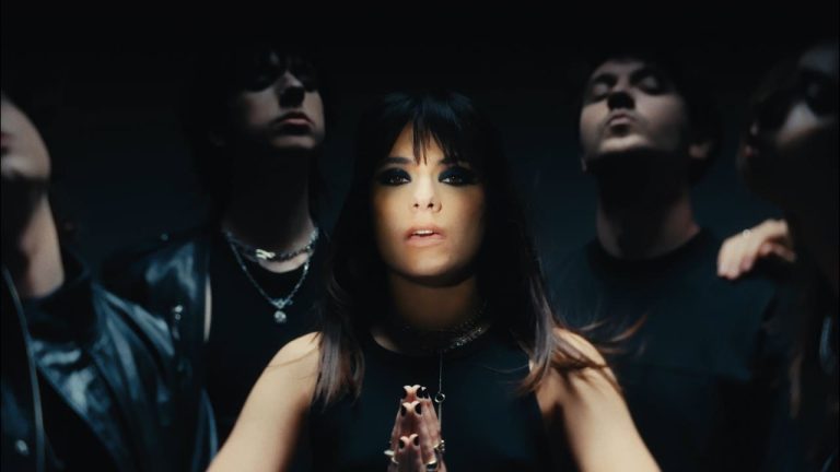 După succesul de la Eurovision, Alexandra Căpitănescu lansează noua piesă „Heat”