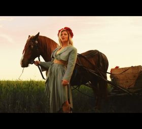Lora - Prin pădure pe cărare [Versuri]