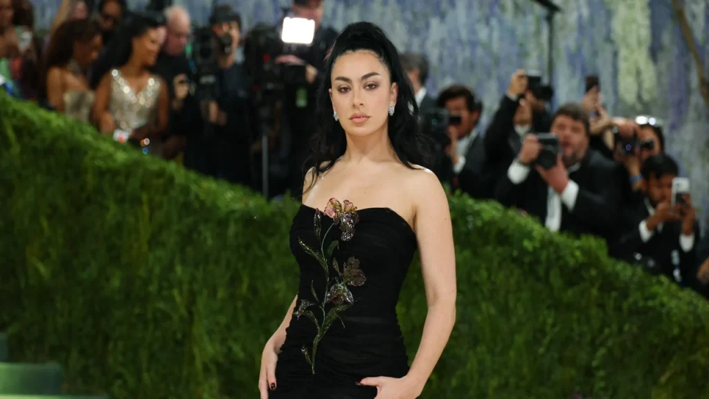 Charli XCX anunță lansarea noului său album intitulat „Music Fashion Film”