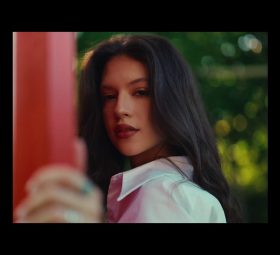 Cleopatra Stratan - Mă iubesc așa cum sunt [Versuri]